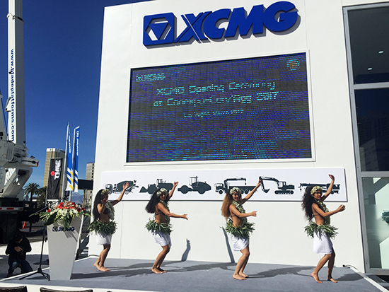 徐工展區(qū)充滿(mǎn)異域風(fēng)情的歌舞表演